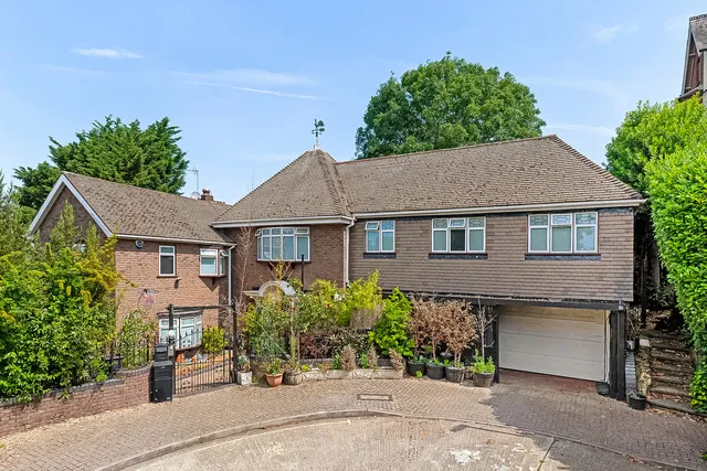 19 Oakleigh Park Avenue, Chislehurst BR7 5PB