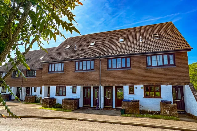 4 John Wiskar Drive, Cranleigh GU6 8RA