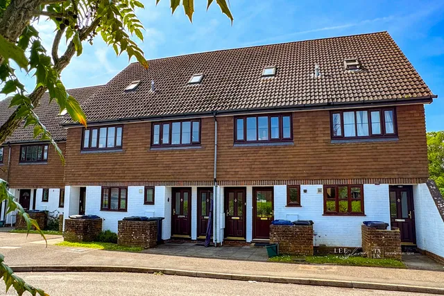 4 John Wiskar Drive, Cranleigh GU6 8RA
