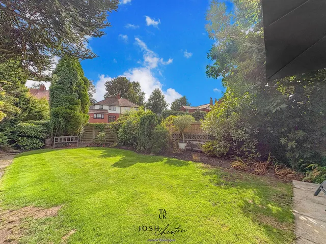 4 Farmway, Manchester M24 1DH