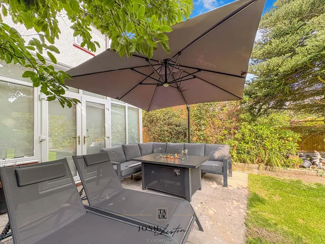 4 Farmway, Manchester M24 1DH