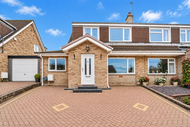 22 Caerleon Court, Caerphilly CF83 2UF