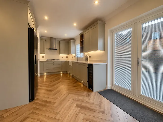 11 Heron Drive, Hengoed CF82 6AJ