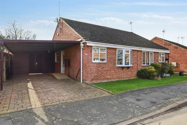 52 Tillingham Way, Rayleigh SS6 9HF