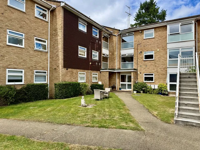 24 High Road, Bushey WD23 1NR