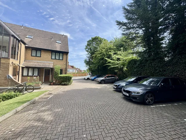 Flat 2, 177 Hagden Lane, Watford WD18 7HZ