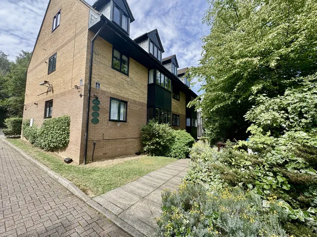 Flat 2, 177 Hagden Lane, Watford WD18 7HZ