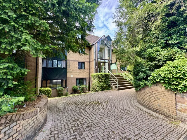 Flat 2, 177 Hagden Lane, Watford WD18 7HZ