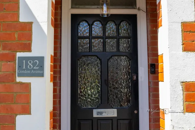 182 Gordon Avenue, Camberley GU15 2NT