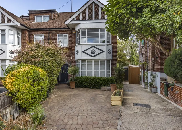 19 Oakdene Park, Finchley N3 1EU