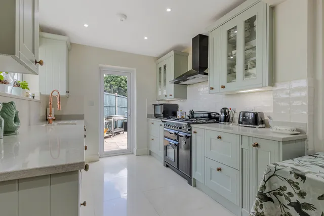 5 Russell Gardens, Whetstone N20 0TR