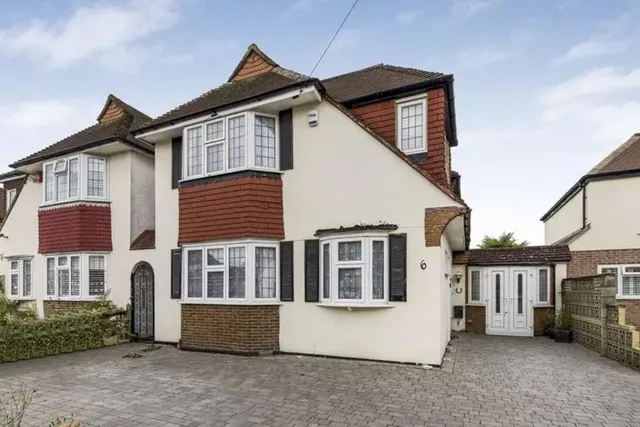 6 Holmsley Close, New Malden KT3 6AJ