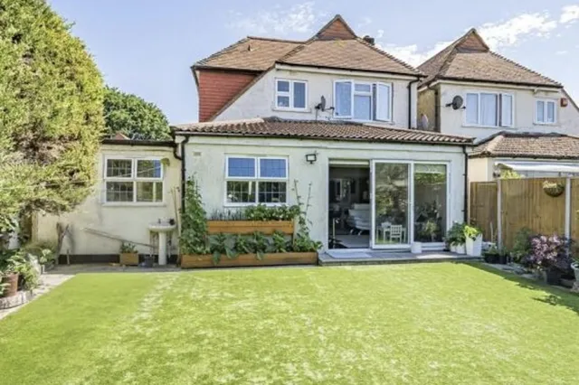 6 Holmsley Close, New Malden KT3 6AJ