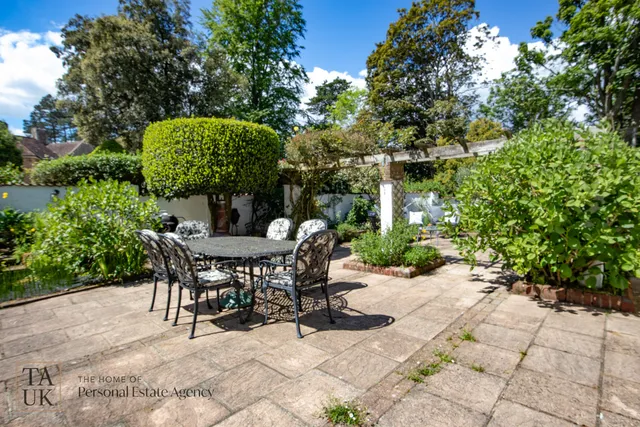 Orchard House Greyfriars Lane, Pulborough RH20 4HE