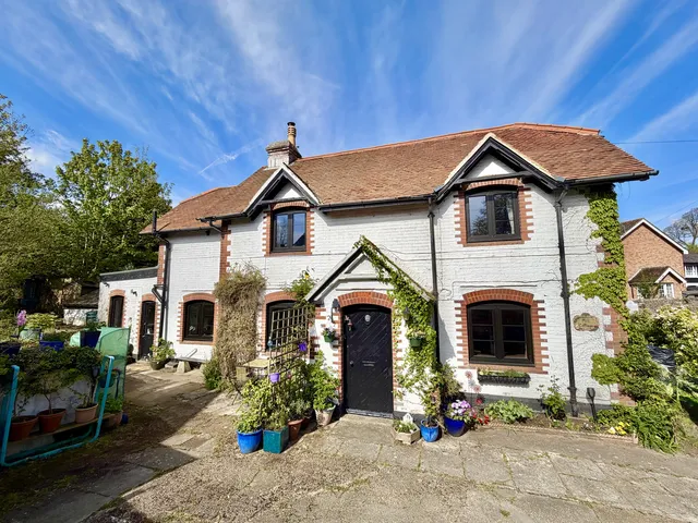 Mill Cottage, 21 Carisbrooke High Street, Carisbrooke PO30 1NR