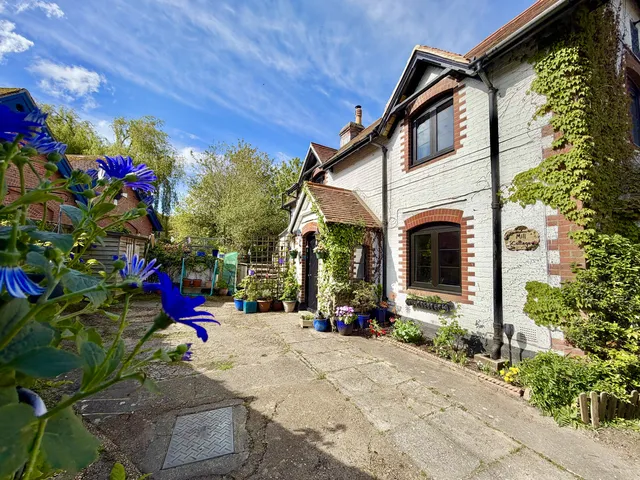 Mill Cottage, 21 Carisbrooke High Street, Carisbrooke PO30 1NR