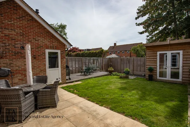 23 The Glade, Pulborough RH20 4GL