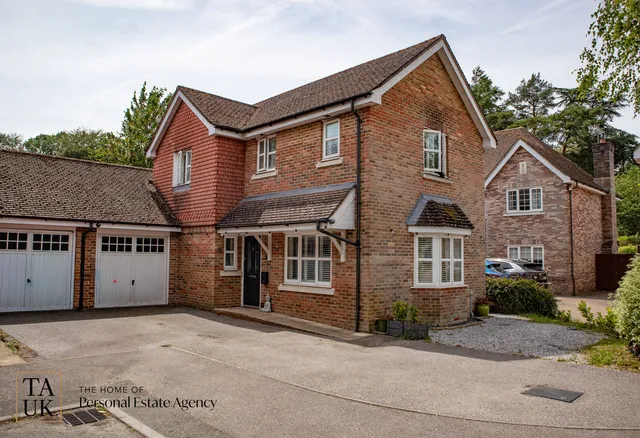23 The Glade, Pulborough RH20 4GL