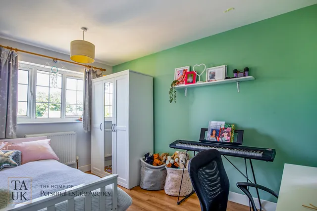 11 Rapley Avenue, Pulborough RH20 4QL