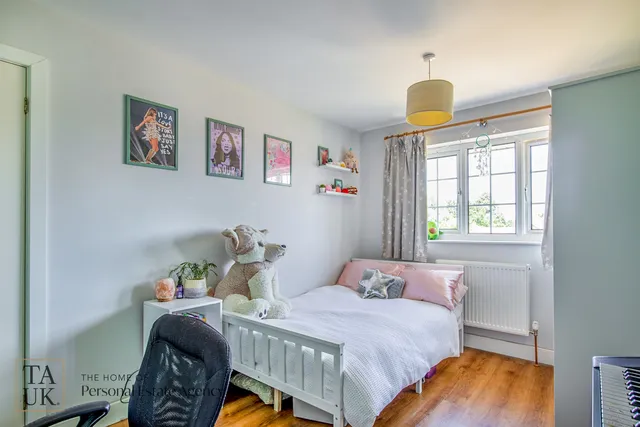 11 Rapley Avenue, Pulborough RH20 4QL