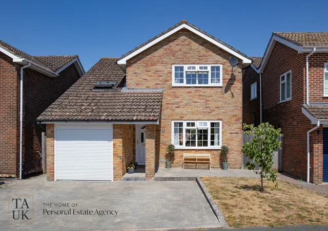 11 Rapley Avenue, Pulborough RH20 4QL