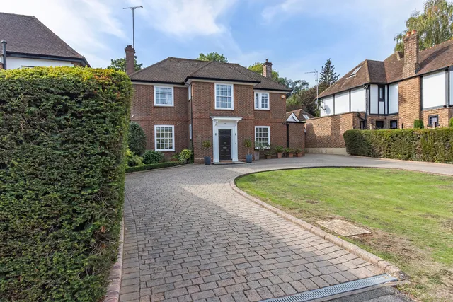 48 Pine Grove, Totteridge N20 8LA