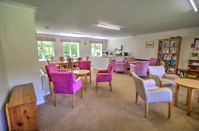 11 Felwater Court London Road, East Grinstead RH19 1QR