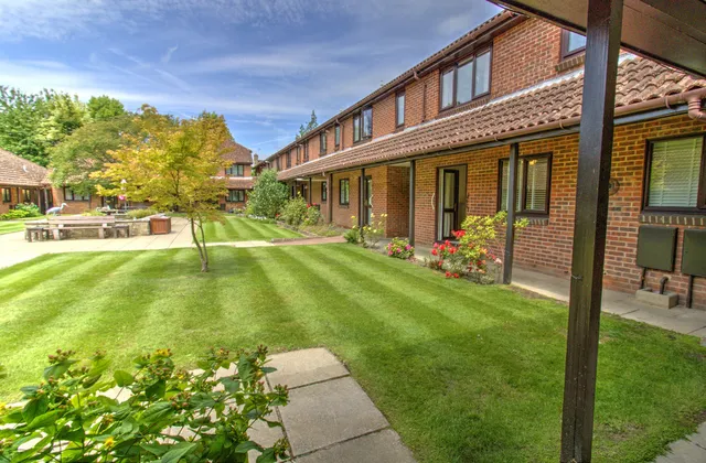 11 Felwater Court London Road, East Grinstead RH19 1QR