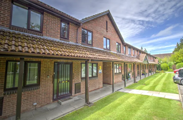 11 Felwater Court London Road, East Grinstead RH19 1QR