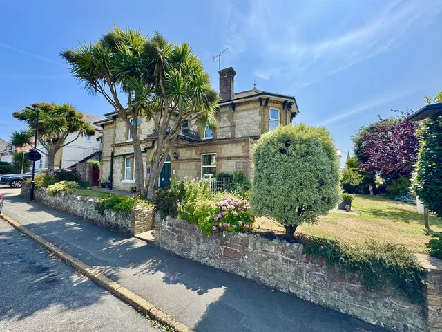 25 Queens Road, Shanklin PO37 6AW