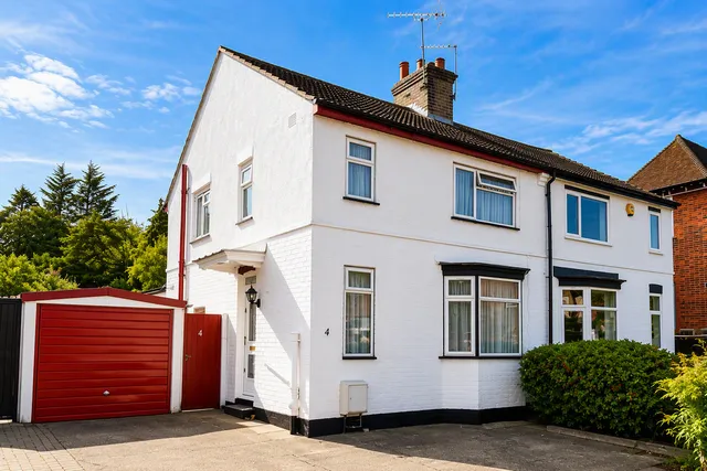 4 First Avenue, Watford WD25 9PZ