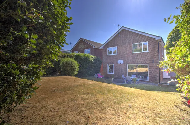 35 Merlin Way, East Grinstead RH19 3XG