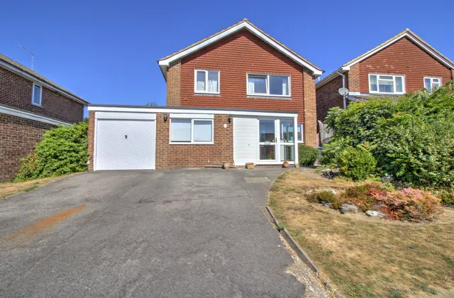 35 Merlin Way, East Grinstead RH19 3XG