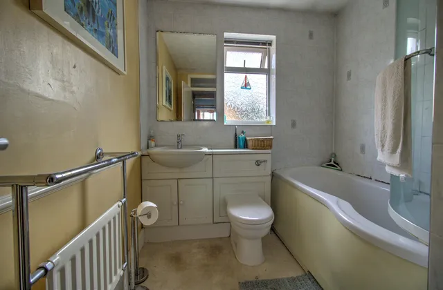 10 Windsor Close, Crawley RH11 9PA