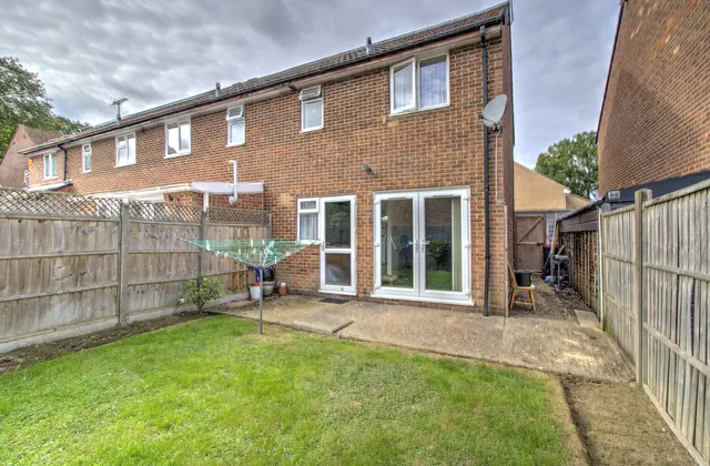 10 Windsor Close, Crawley RH11 9PA