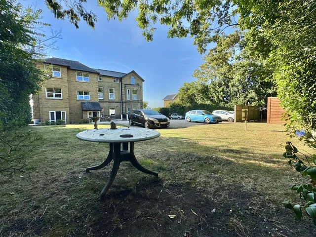 Flat 15, 42 West Hill Road, Ryde PO33 1LN