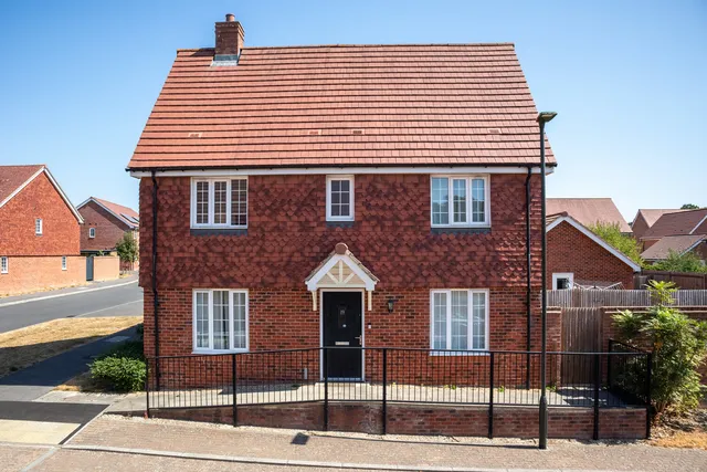 19 Jade Way, Crawley RH10 3GG