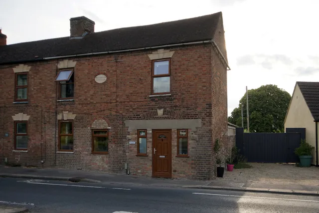 Wellington Cottage Bristol Road, Cambridge GL2 7BD