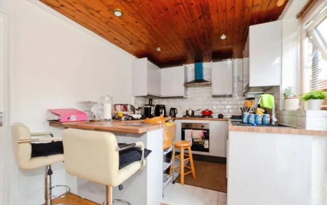 121 Dryfield Road, Edgware HA8 9JW