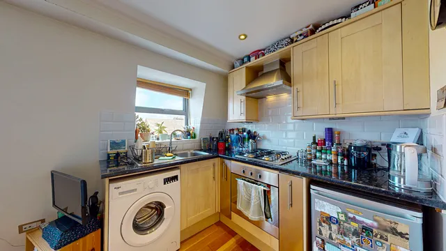 Flat C, 76 Fircroft Road, London SW17 7PW