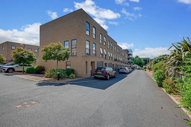 32 Horizon Place Studio Way, Borehamwood WD6 5FP