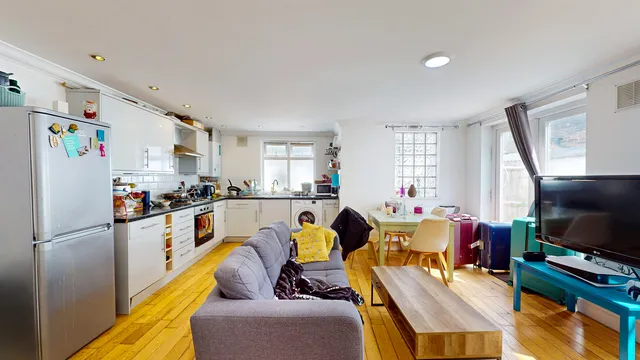 Flat A, 76 Fircroft Road, London SW17 7PW