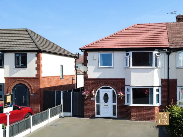 15 Maple Avenue, Manchester M34 5SR