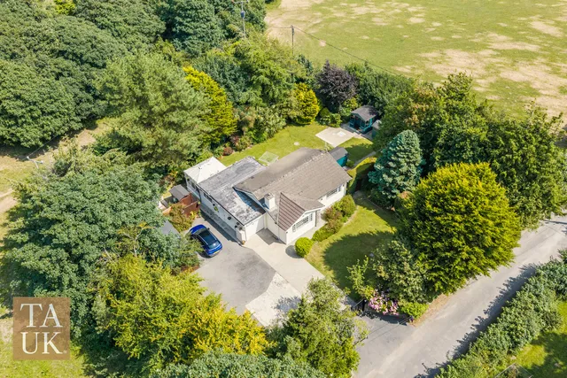 Y Celyn Marianglas, Anglesey LL73 8PW