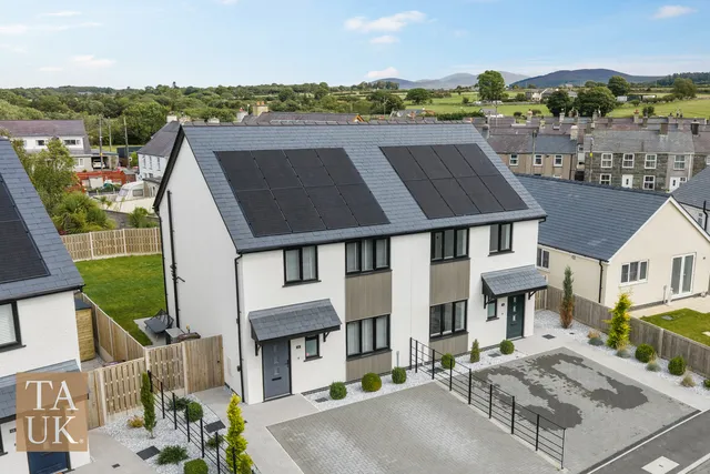 11 Bro Eglwys, Caernarfon LL55 1GA