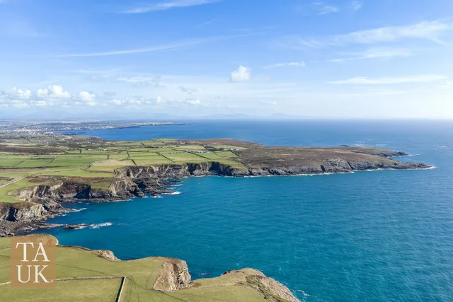 Tan Y Cytiau South Stack Road, Isle Of Anglesey LL65 1YH