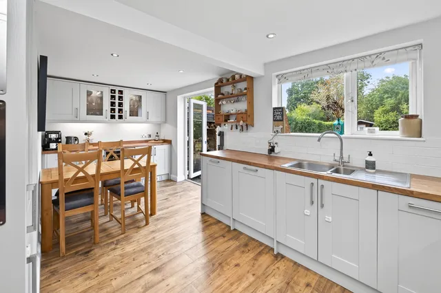 90 Middlemead Road, Leatherhead KT23 3DD