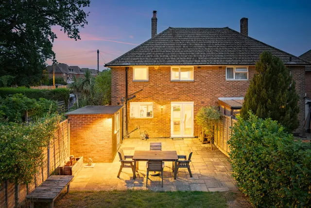 90 Middlemead Road, Leatherhead KT23 3DD