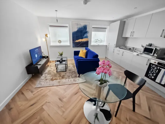 Relaxing 3 Bedroom Family Retreat | Modern Apartment | Pet-Friendly | Balcony | Super Fast WiFi