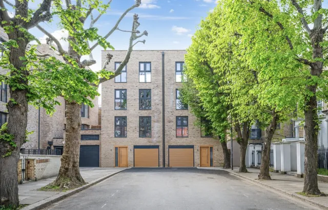 Bamborough Gardens, London, W6 7PJ